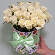 Bouquet of 21 white roses in a hat box Bouquet of 21 white roses in a hat box
