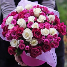 31 bright Bouquet of rose in a hat box