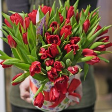 Bouquet of 51 red Tulip in a hat box Bouquet of 51 red Tulip in a hat box